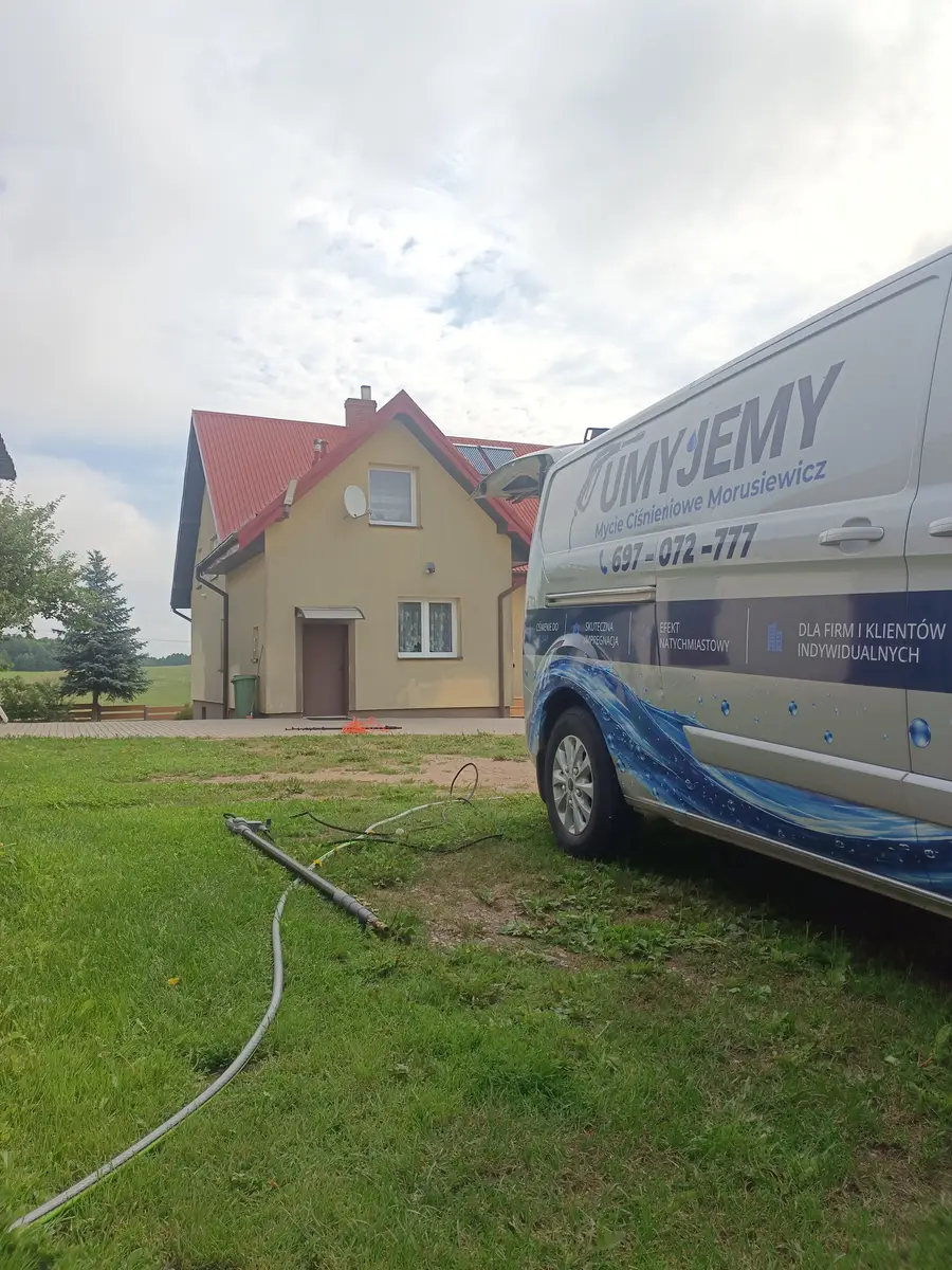 Bus firmy UMYJEMY na miejscu realizacji